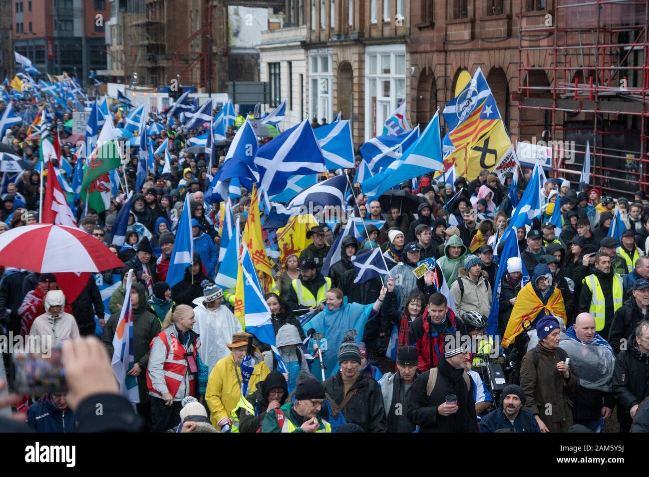 Glasgow, UK. 11 Jan, 2020. Rund 100.000 Demonstranten, die sich an der "Alle unter einem Banner "Pro - Unabhängigkeit März in Glasgow eine zweite unabhängigkeitsreferendum in Schottland zu verlangen. Credit: Richard Gass/Alamy leben Nachrichten Stockfoto