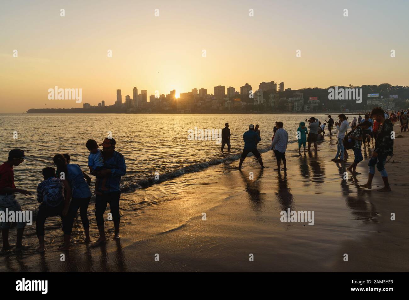 Sonnenuntergang am Chowpatty Strand in Mumbai. Indien Stockfoto