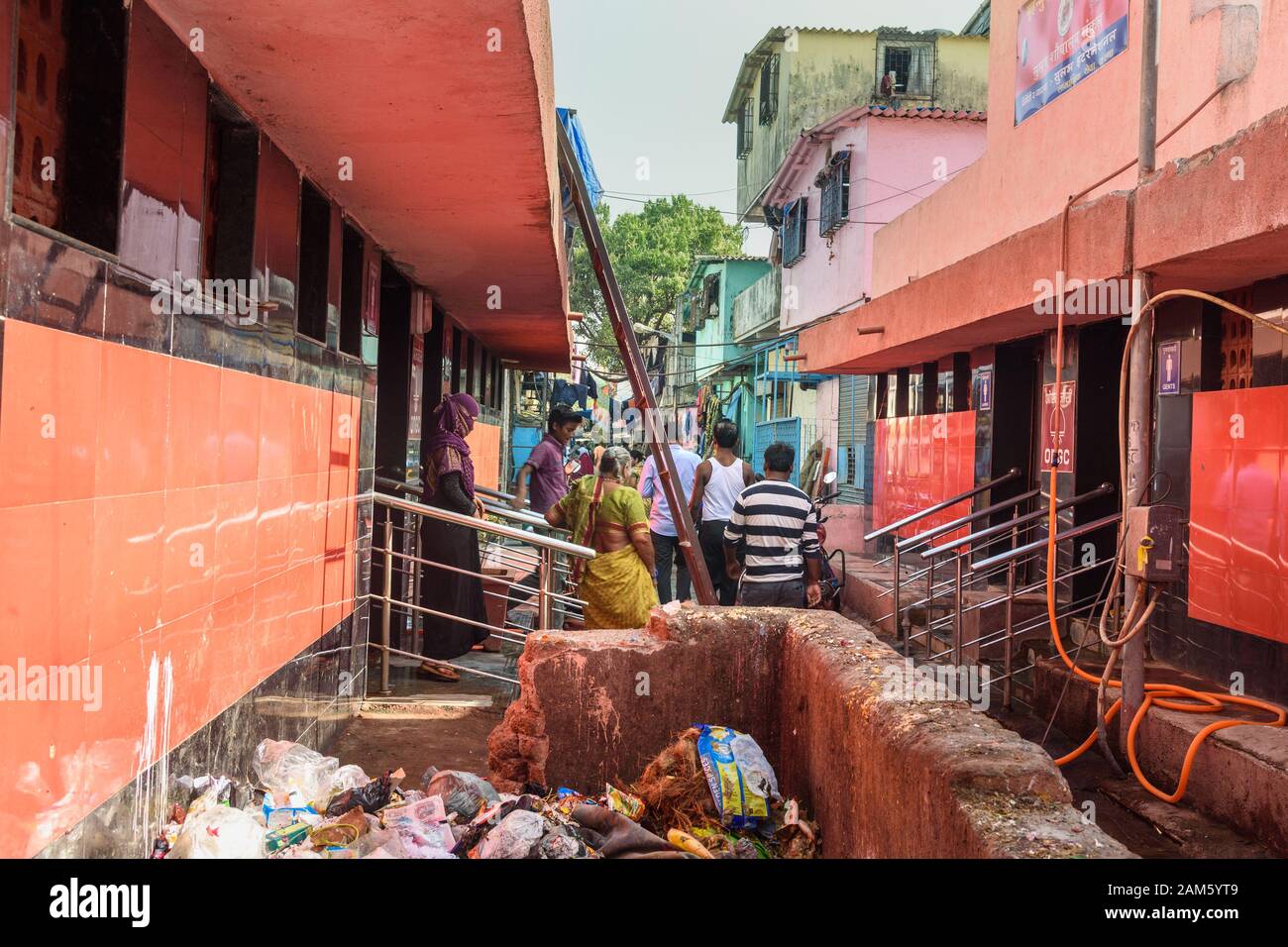 Auf der Straße in Dharavi Slum in Mumbai. Indien Stockfoto