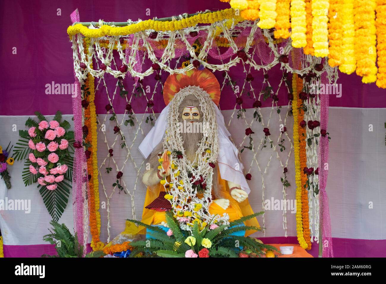 Kolkata, Indien. 11 Jan, 2020. Pilger das Idol der heilige Mann Kapil Muni in das sammellager von Gangasagar Mela. (Foto durch Santarpan Roy/Pacific Press) Quelle: Pacific Press Agency/Alamy leben Nachrichten Stockfoto