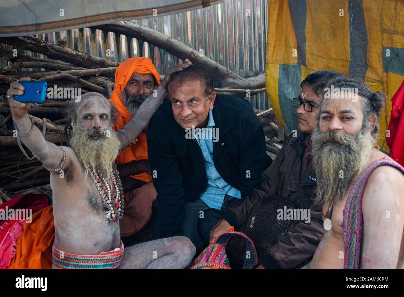 Kolkata, Indien. 11 Jan, 2020. Leute nehmen selfies mit Hinduistische Mönche. (Foto durch Santarpan Roy/Pacific Press) Quelle: Pacific Press Agency/Alamy leben Nachrichten Stockfoto