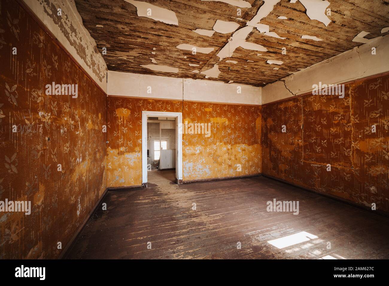 Verlassenes ruiniertes Wohnzimmer - Renovierungskonzept Foto Stockfoto