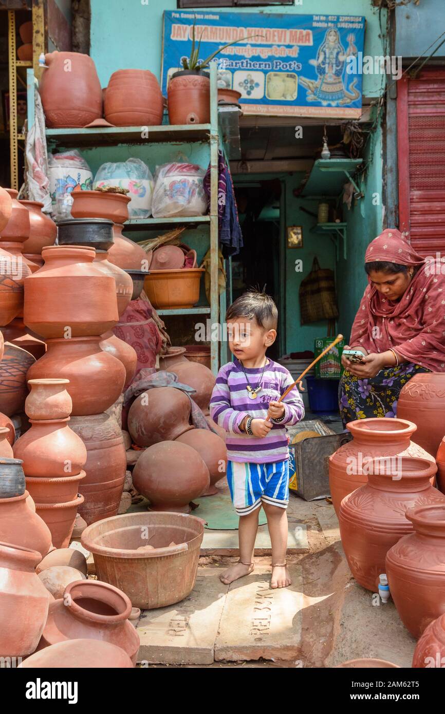 Indischer kleiner Junge auf der Straße von Kumbharwada oder Töpferkolonie in Dharavi Slum in Mumbai. Indien Stockfoto