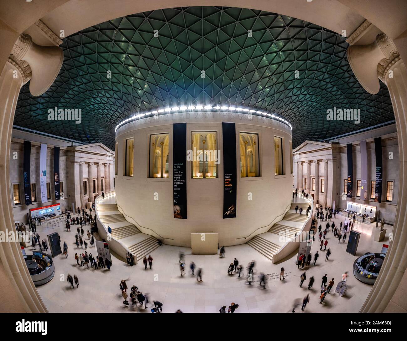 London, England, Großbritannien - 4. Januar 2020: Weiter Blick auf die Innenarchitektur und Touristen, die den zentralen Platz im British Museum besuchen Stockfoto