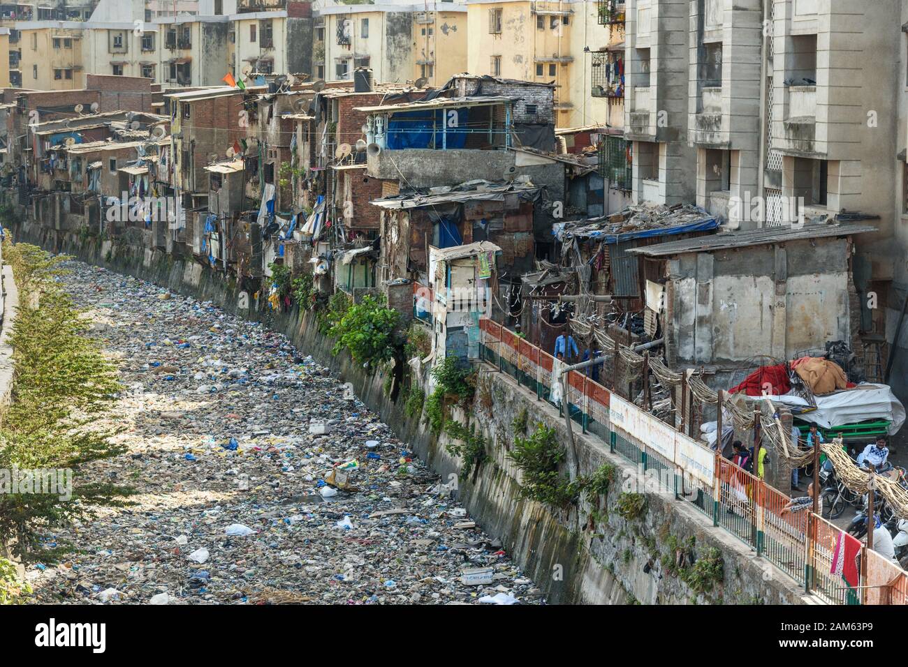 Auf der Straße in Dharavi Slum in Mumbai. Indien Stockfoto