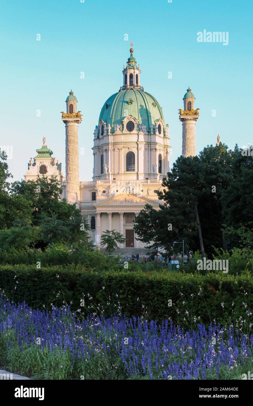 Wien, Österreich, 20. August 2012 die Karlskirche an einem Sommerabend durch einen Park gesehen. Stockfoto