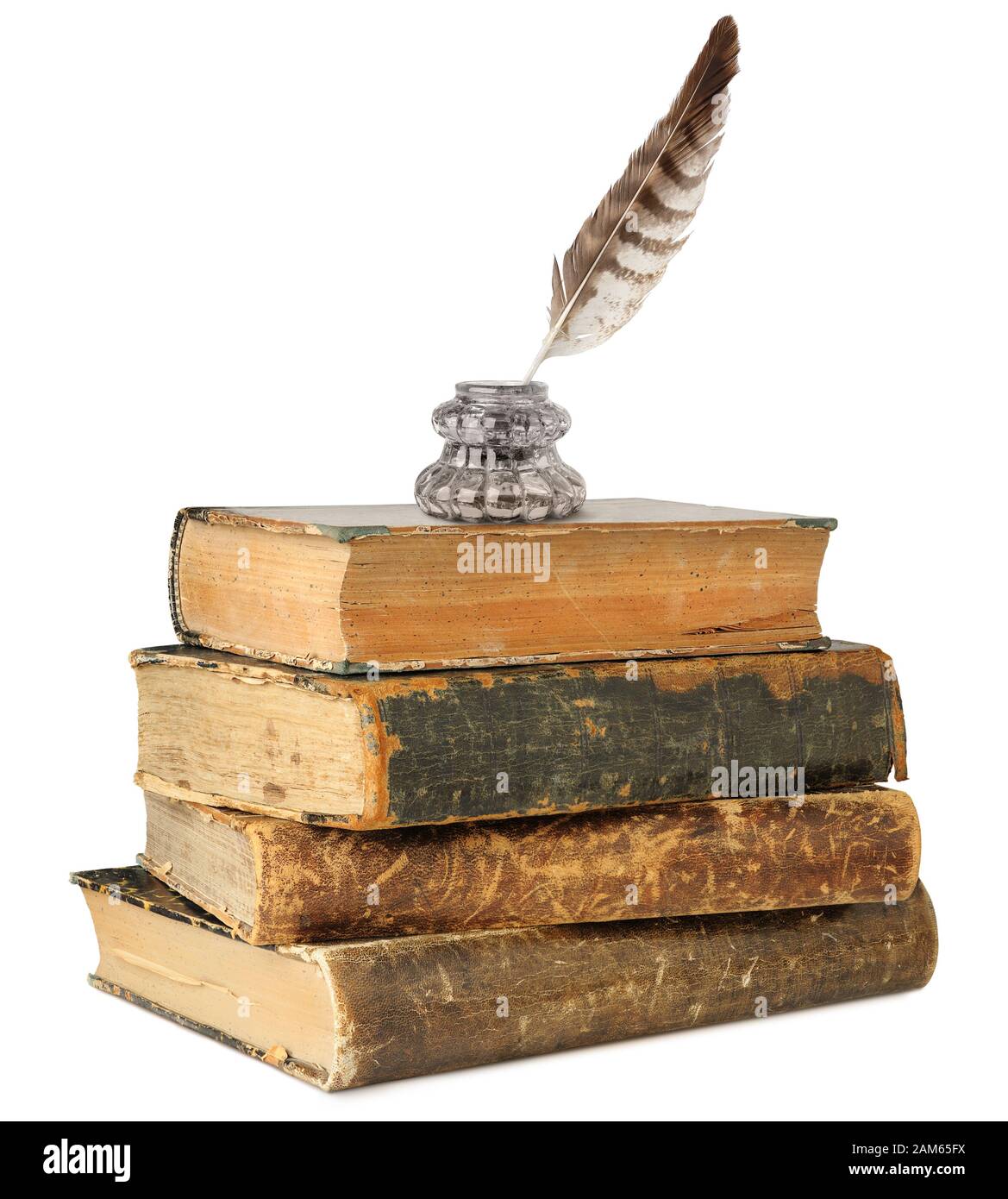 Isolierte Bücher. Glas Tintenfass und Lagerträger auf alte Bücher auf weißem Hintergrund mit Freistellungspfad isoliert Stapel Stockfoto