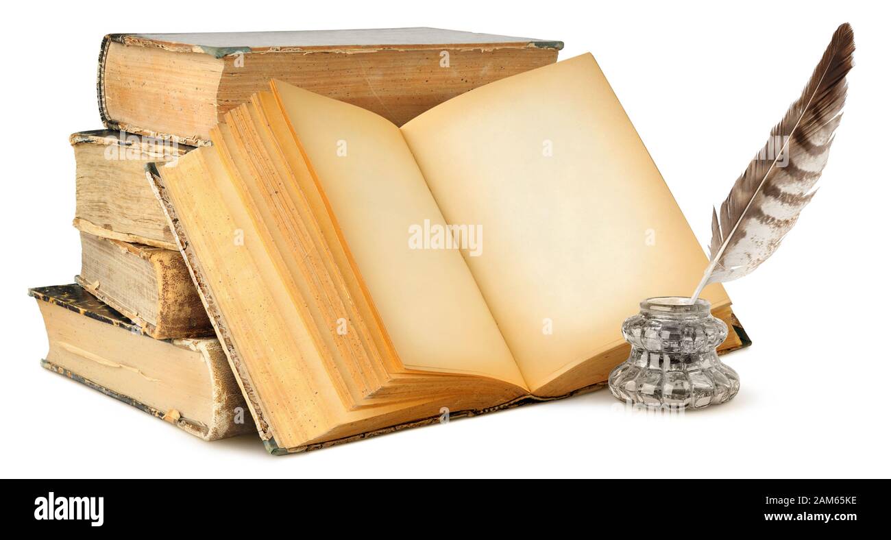 Isolierte Bücher mit leeren Seiten. Leeres Buch zu öffnen, Stapel von alten Büchern und Tintenfass mit Feder auf weißem Hintergrund mit Freistellungspfad isoliert Stockfoto