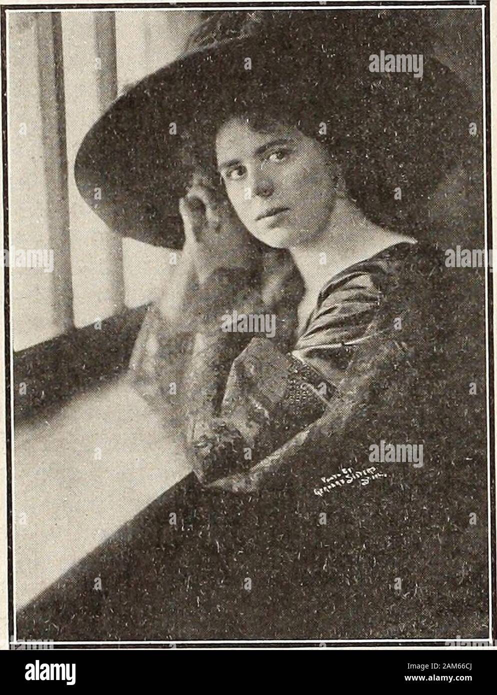 Moving Picture News (1911). Und ich bin ein willingto Matrone sein Selbst, nur um zu zeigen, dass Es reallywould arbeiten. Als sie wich ich askc 1 ihren Namen, Initialen, etc. Sie 8 DAS BEWEGTE BILD NACHRICHTEN sagte, mein Name ist Frau J. N. Whaleyâ^ Janeâjustplain, einfache Jane, und denken Sie daran, dass sie sagte, Lachen-ing, fünf Cent für mich repräsentiert nicht, einen Laib Brot, sondern ein Bild. DOT FARLEY als Schauspielerin und WOMANBy Margaret I. MacDonald ist es nicht wahr, dass Ruhm ist öfter auf meritof Talent anstatt auf Verdienst Charakter gewonnen? Onlyonce in eine Weile, wenn versehentlich einige eine fluentwith der Pen geschieht auf dem äußeren edg zu berühren Stockfoto