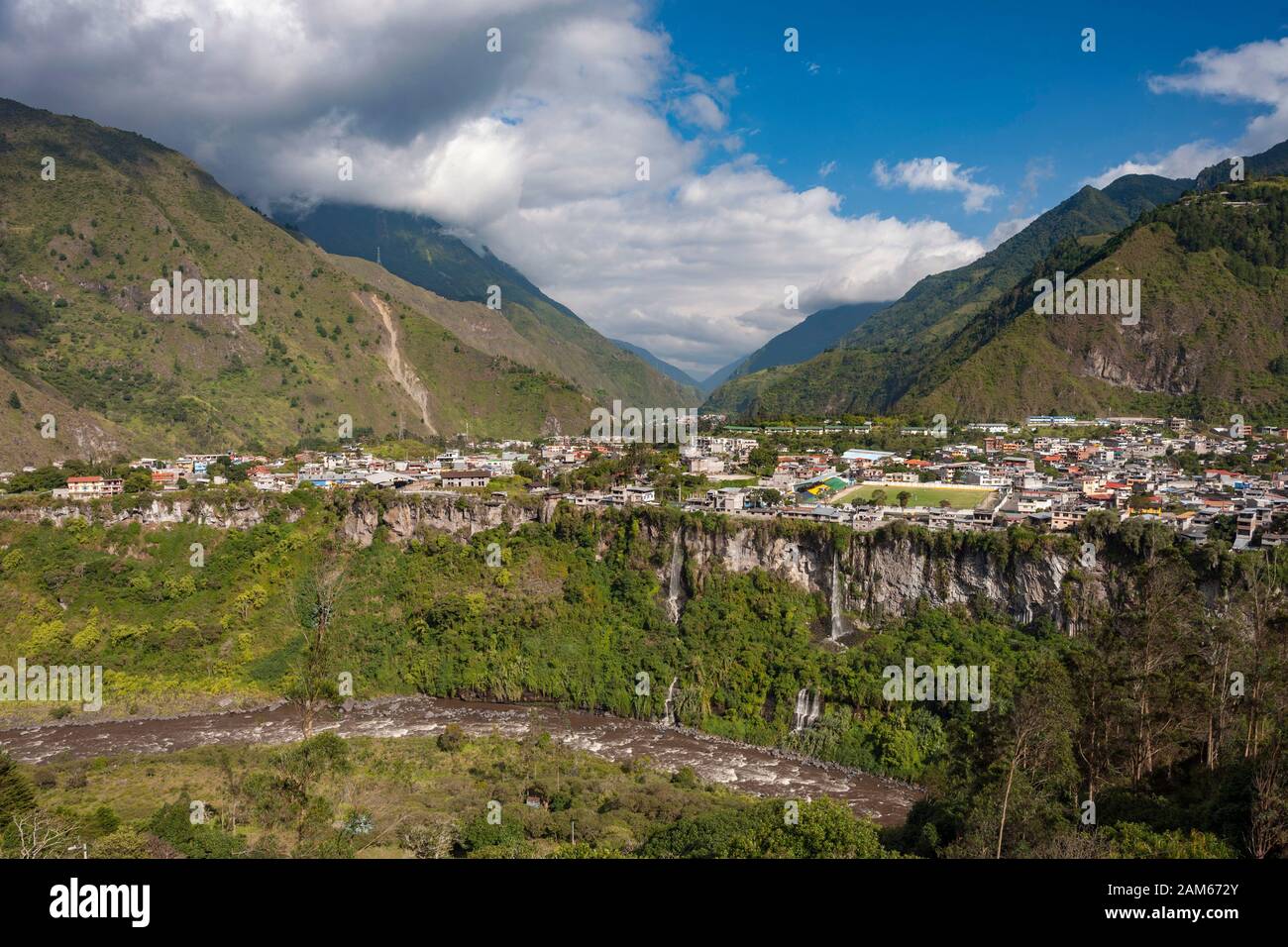 Blick auf die Stadt Baños de Agua Santa und den Fluss Pastaza in Ecuador. Stockfoto