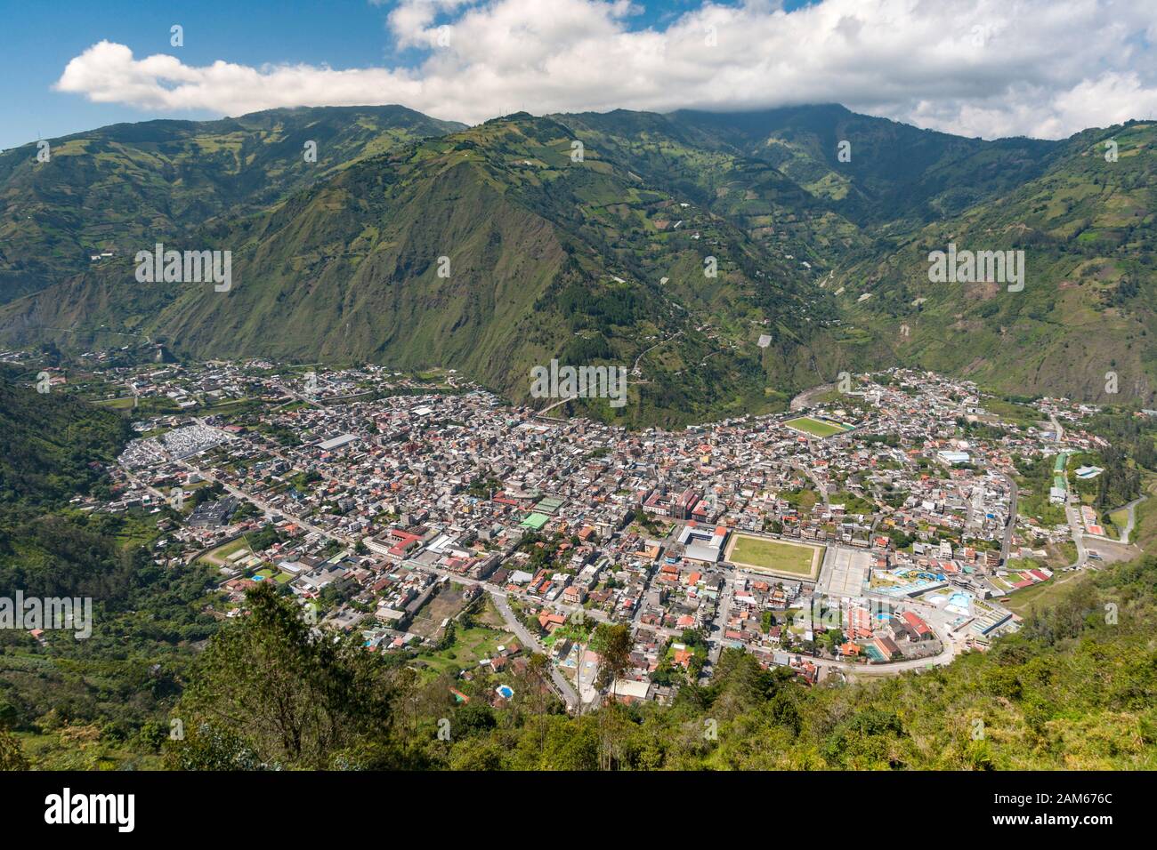 Blick auf die Stadt Baños de Agua Santa in Ecuador. Stockfoto