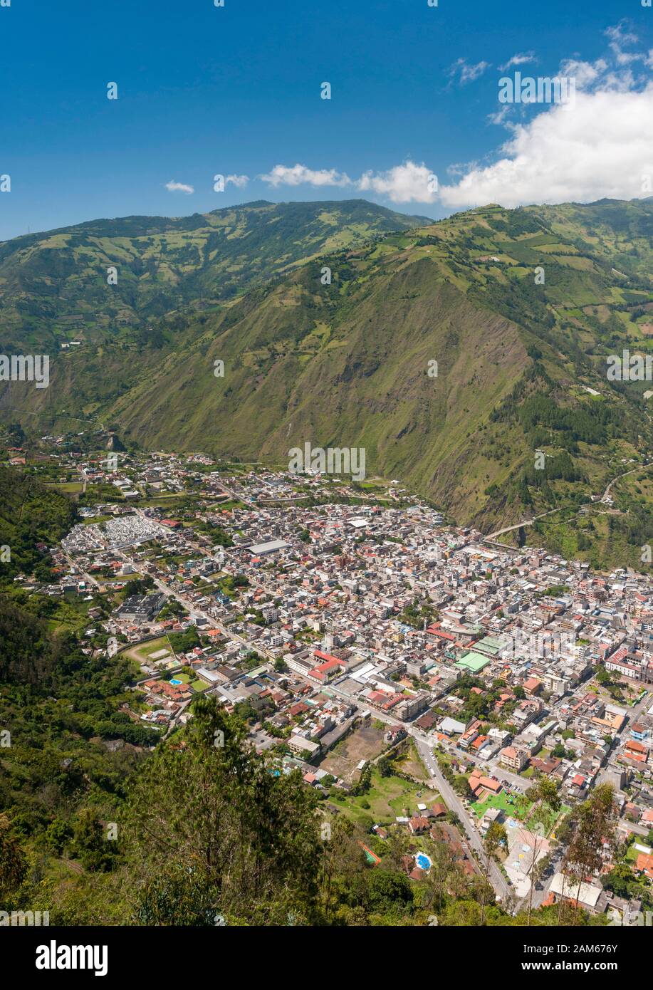 Blick auf die Stadt Baños de Agua Santa in Ecuador. Stockfoto