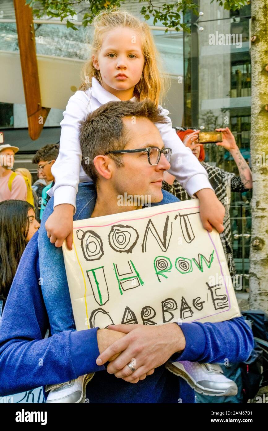 Junges Mädchen mit Zeichen auf Papas Schultern, das globale Klima Streik, Vancouver, British Columbia, Kanada Stockfoto