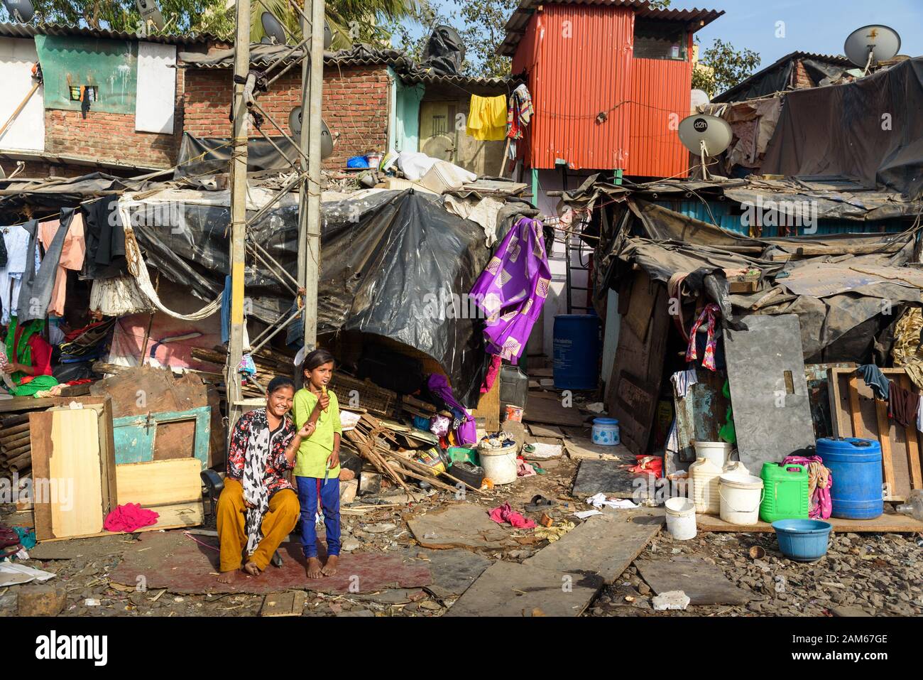 Indische Arme leben in der Nähe der Suburban Railway in Dharavi Slum in Mumbai. Indien Stockfoto
