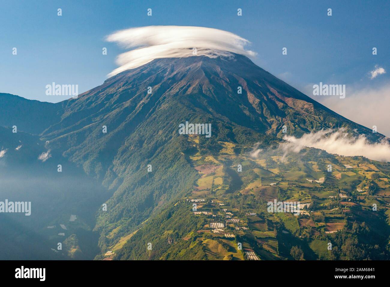 Vulkan Tungurahua (5023m) in der Nähe der Stadt Baños in Ecuador. Stockfoto