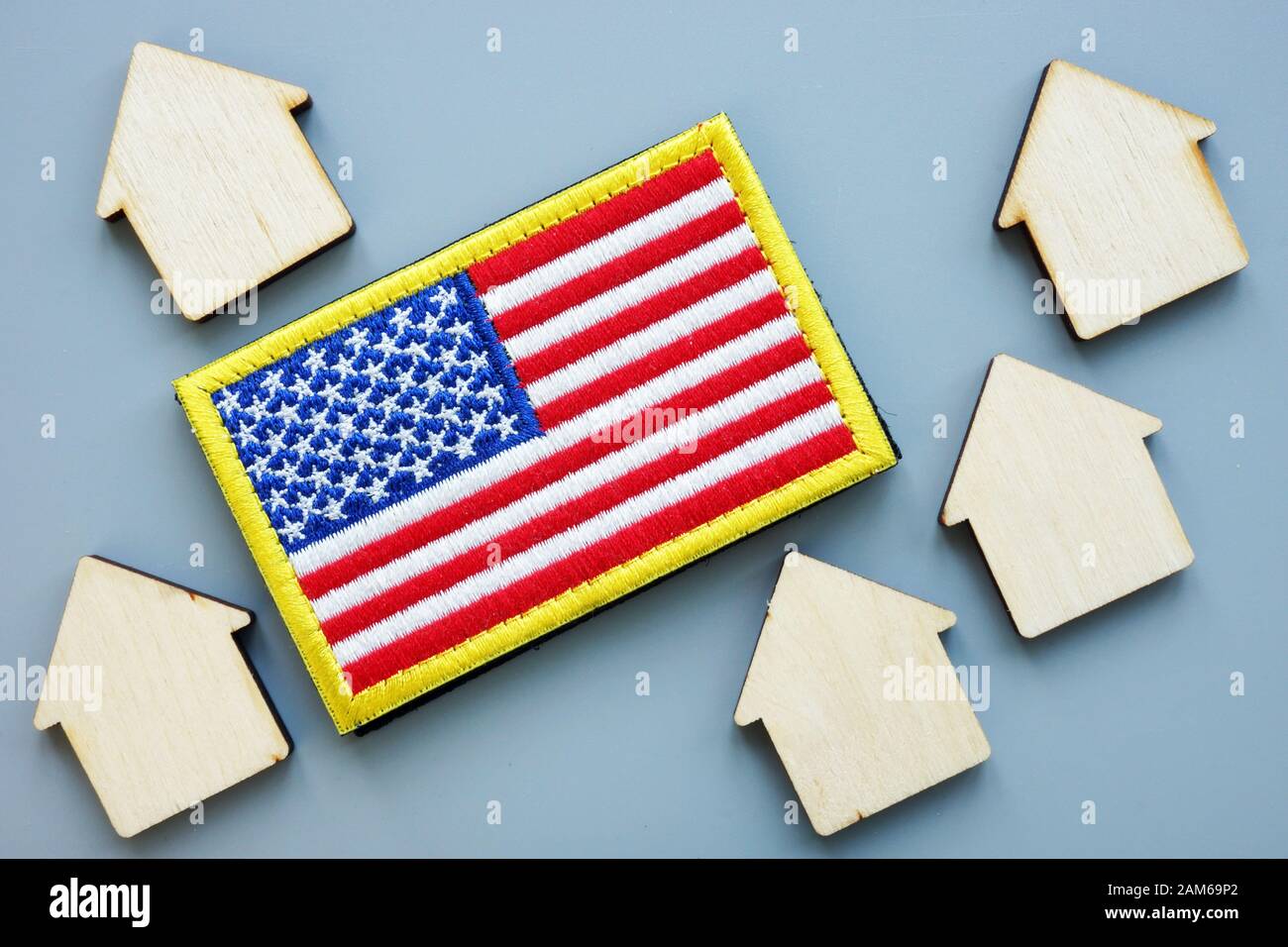 USA-Flagge und Modelle von Haus. VA direkte Home Loan Konzept. Stockfoto