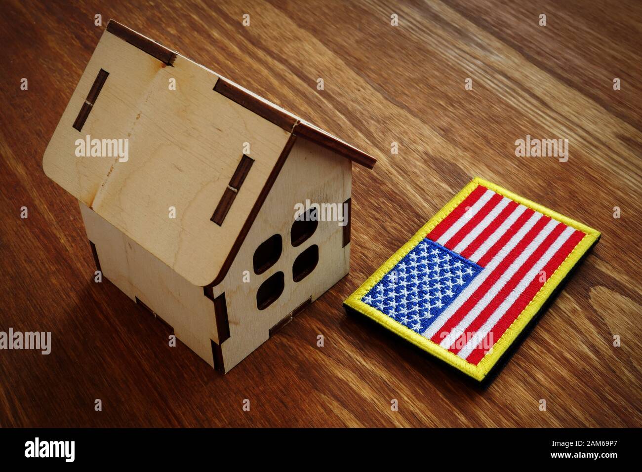 Amerikanische Flagge und kleines Haus. VA Mortgage Loan Konzept. Stockfoto