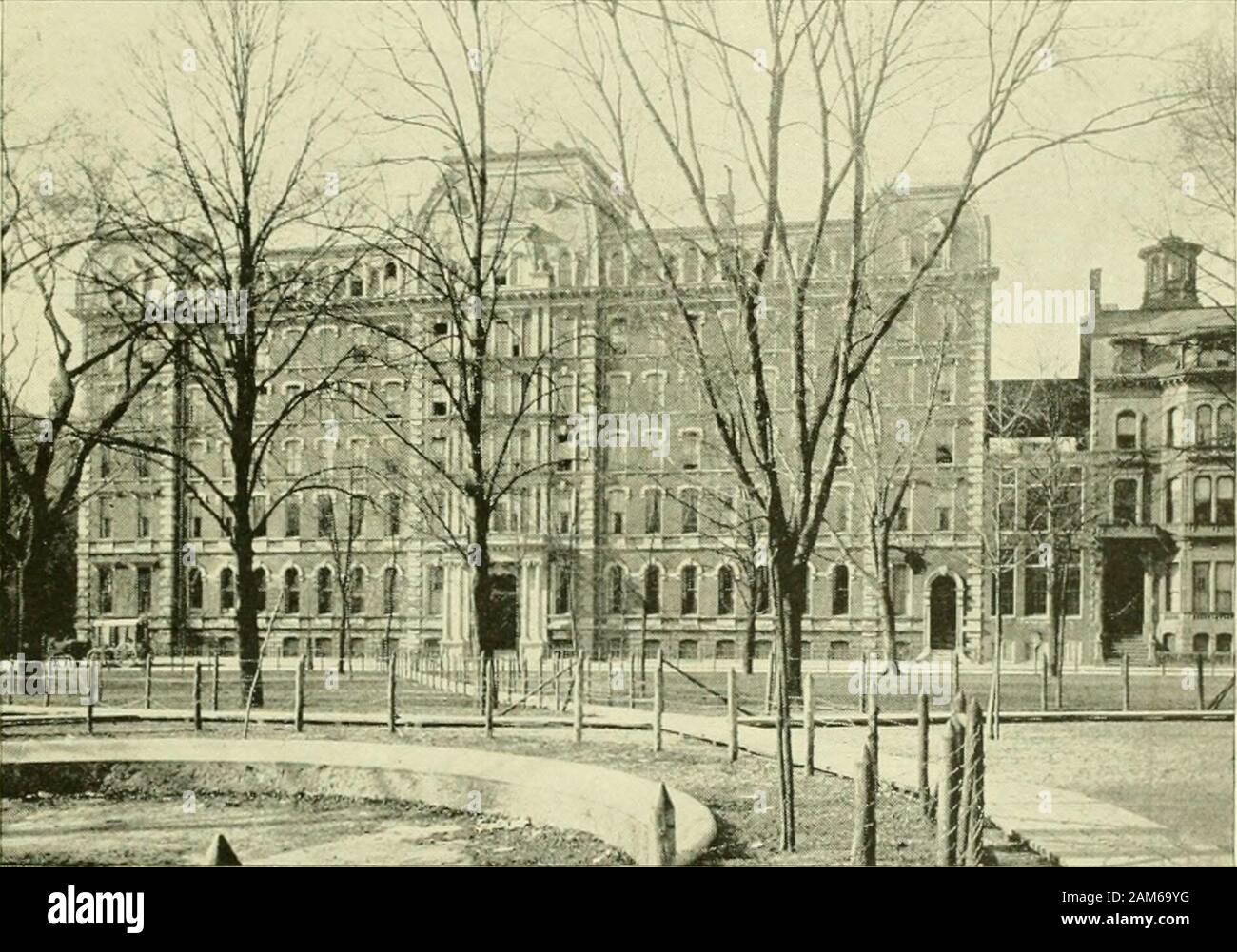 Boston von heute, einen Blick auf ihre Geschichte und ihre characteristicsWith Biographische Skizzen und Porträts von vielen seiner beruflichen und geschäftlichen Männer. sverified. Die auf dem Chor Windows representthe Kreuzigung, der Himmelfahrt und der Geburt; diese sind Memorial Windows, gaben der Kirche. Kleinere Buntglasfenster in der clere - Geschichte des Querhaus und Chor stellen biblische Hauptfächern. Der Innenraum endet in einem achteckigen Apsis. Auf der rechten Seite der Kirche ist die Kapelle des theBlessed^? Irgin, enthält eine Marmorstatue repräsentieren - ing die Jungfrau. Die drei anderen Kapellen sind thos Stockfoto Boston von heute, einen Blick auf ihre Geschichte und ihre characteristicsWith Biographische Skizzen und Porträts von vielen seiner beruflichen und geschäftlichen Männer. sverified. Die auf dem Chor Windows representthe Kreuzigung, der Himmelfahrt und der Geburt; diese sind Memorial Windows, gaben der Kirche. Kleinere Buntglasfenster in der clere - Geschichte des Querhaus und Chor stellen biblische Hauptfächern. Der Innenraum endet in einem achteckigen Apsis. Auf der rechten Seite der Kirche ist die Kapelle des theBlessed^? Irgin, enthält eine Marmorstatue repräsentieren - ing die Jungfrau. Die drei anderen Kapellen sind thos Stockfoto