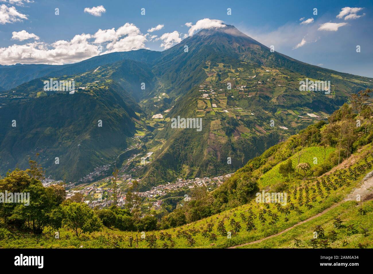 Blick auf die Stadt Baños de Agua Santa und den Vulkan Tungurahua (5023m) in Ecuador. Stockfoto