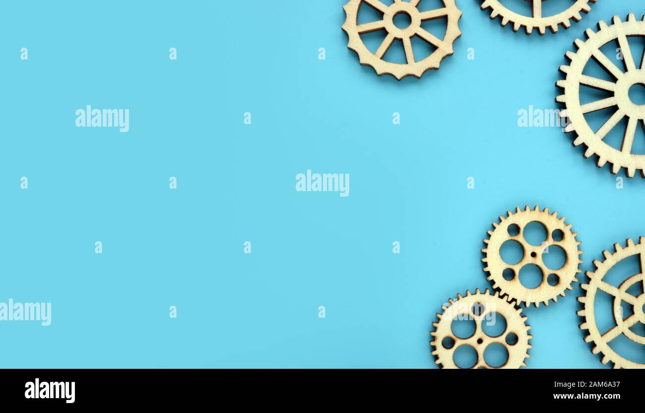 Blauer Hintergrund mit hölzernen Zahnräder. Verstand arbeitet und neue Ideen. Freien Speicherplatz. Stockfoto