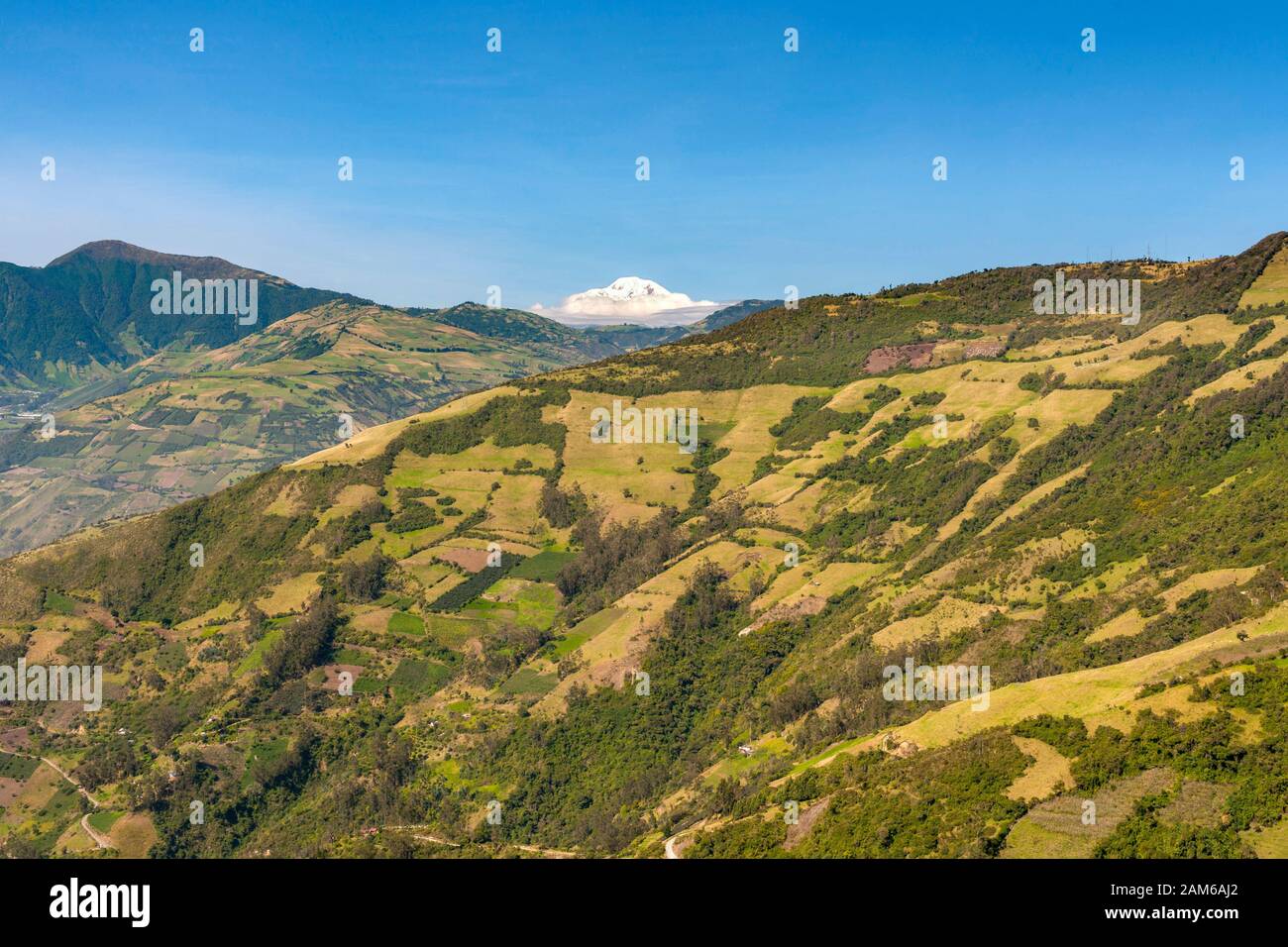 Blick auf den Vulkan Chimborazo von den Bergen in der Nähe von Baños in Ecuador. Stockfoto