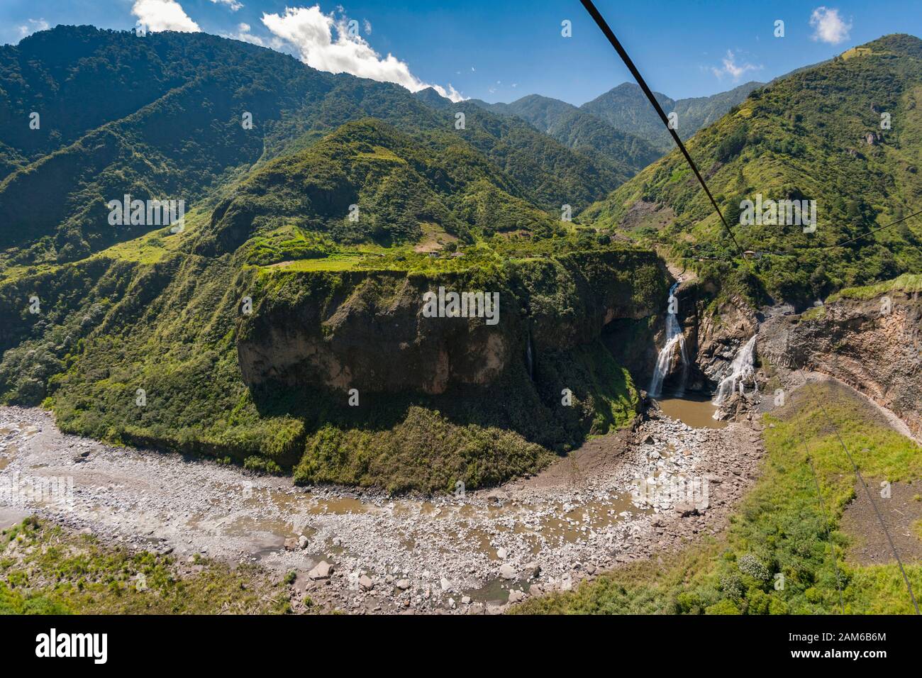 Doppelter Wasserfall am Fluss Pastaza bei Baños in Ecuador. Stockfoto