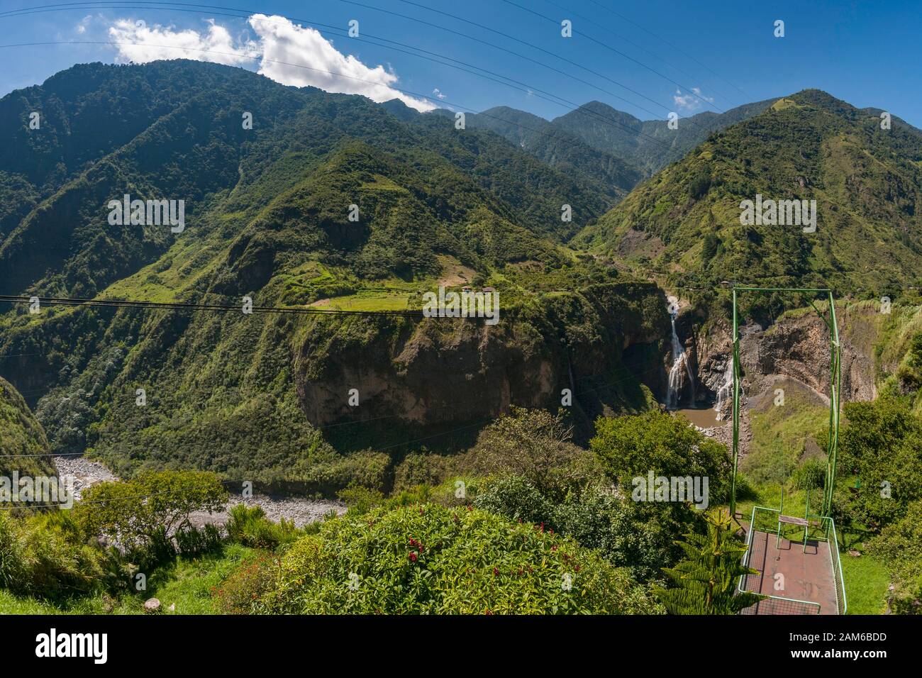 Doppelter Wasserfall am Fluss Pastaza bei Baños in Ecuador. Stockfoto