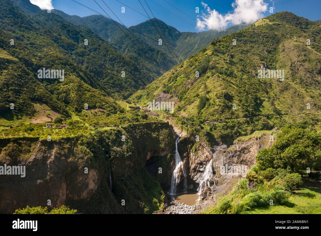 Doppelter Wasserfall am Fluss Pastaza bei Baños in Ecuador. Stockfoto