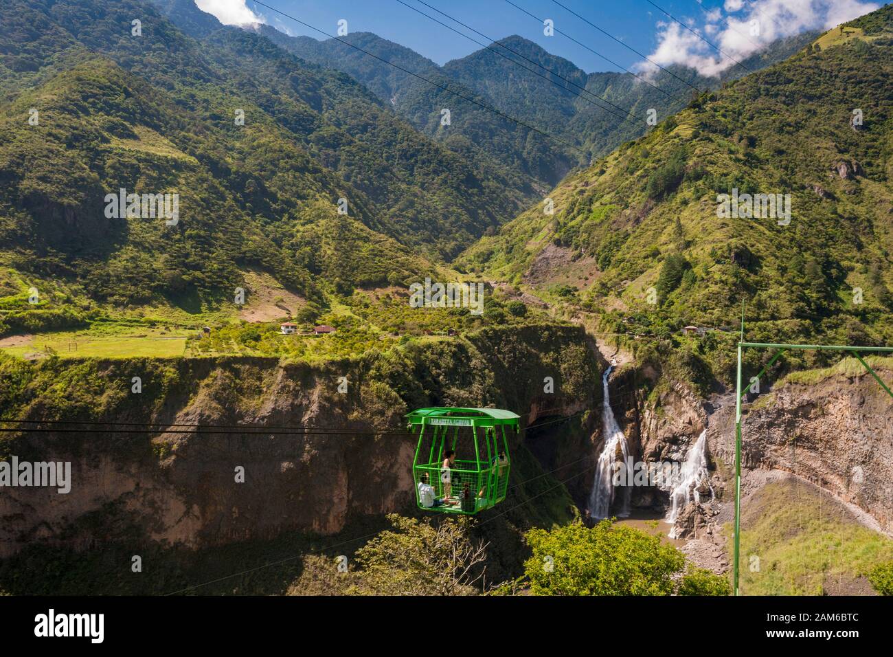 Doppelter Wasserfall am Fluss Pastaza bei Baños in Ecuador. Stockfoto