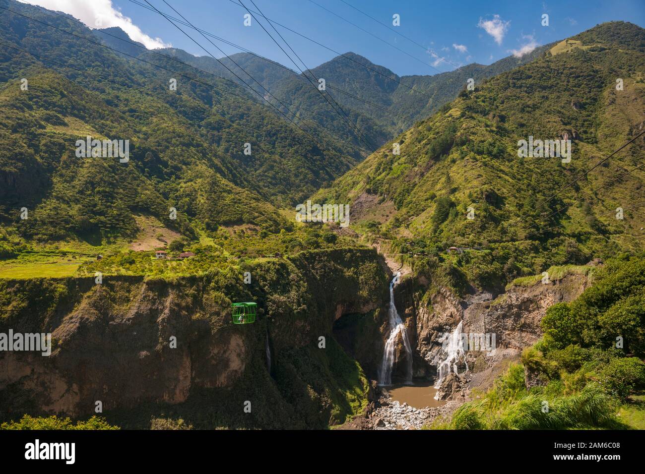 Doppelter Wasserfall am Fluss Pastaza bei Baños in Ecuador. Stockfoto