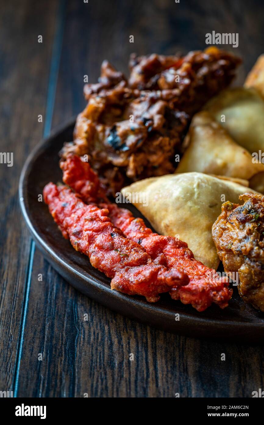Indisches Huhn Pakora mit Samosas/Samsa, Pakora und Alo Tikki ...