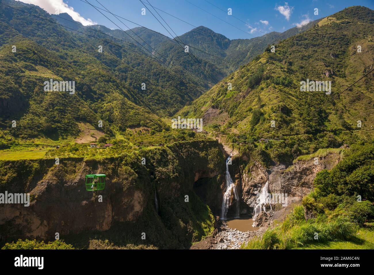 Doppelter Wasserfall am Fluss Pastaza bei Baños in Ecuador. Stockfoto