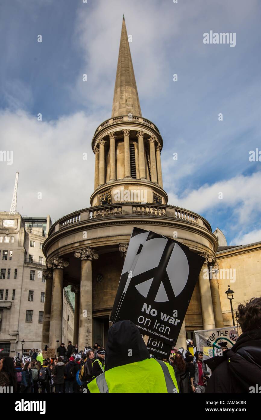 London, Großbritannien. 11 Jan, 2020. "Kein Krieg gegen den Iran". Nach der Ermordung von Qasim Soleimani in Bagdad von den USA und der zunehmenden Spannungen im Nahen Osten, Demonstranten marschierten durch die Londoner "kein Krieg gegen den Iran "Nachfrage", Truppen kein Krieg gegen den Irak und aus dem Irak". Sie sammelten in Trafalgar Square reden von einer Reihe von Menschen, darunter auch Jeremy Crobyn zu hören. Die Veranstaltung wurde gemeinsam von der Stoppt den Krieg Koalition und der Kampagne für Nukleare Abrüstung und ähnliche Veranstaltungen statt um Großbritannien organisiert worden. Quelle: David Rowe/Alamy leben Nachrichten Stockfoto