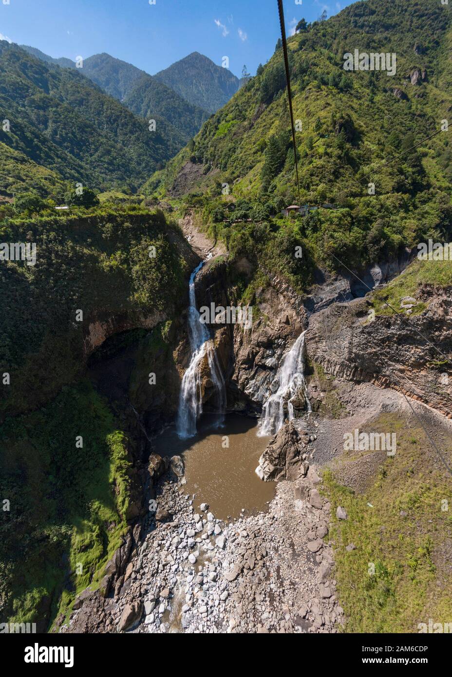 Doppelter Wasserfall am Fluss Pastaza bei Baños in Ecuador. Stockfoto