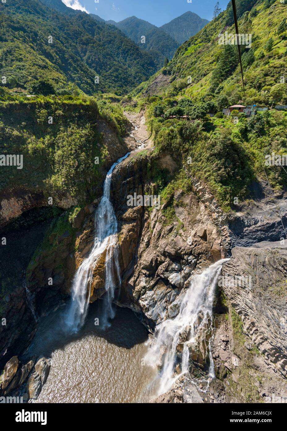 Doppelter Wasserfall am Fluss Pastaza bei Baños in Ecuador. Stockfoto