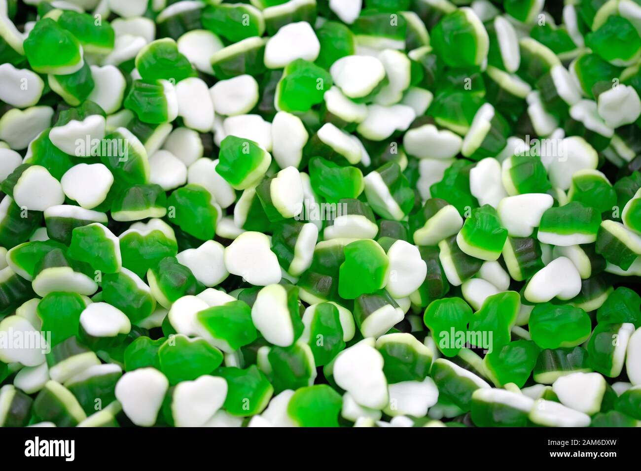 Grüne Gelee Süßigkeiten Draufsicht Kaumarmalade mit Fruchtaroma Hintergrund. Stockfoto