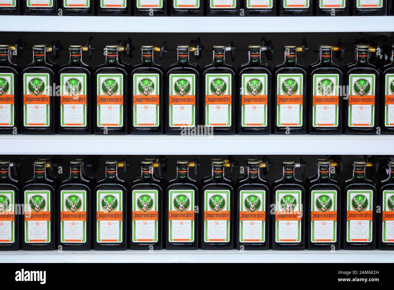 CHARKIW, UKRAINE - 17. DEZEMBER 2019: Grüne Jagermeister-Flaschen, schmackhafter deutscher, starker Likör, der mit Kräutern befüllt wird. Alkoholisches Getränk, das ink Stockfoto