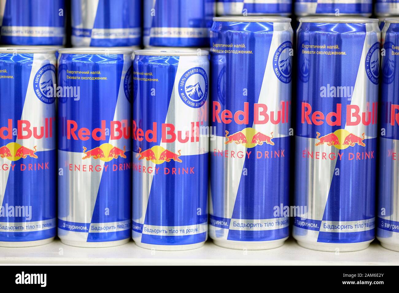 Charkiw, UKRAINE - 1. DEZEMBER 2019: Red Bull Classic Energy Getränkedosen. Red Bull Österreichischer Energy-Drink-Konzern. Dosen von Energiegetränken. Stockfoto