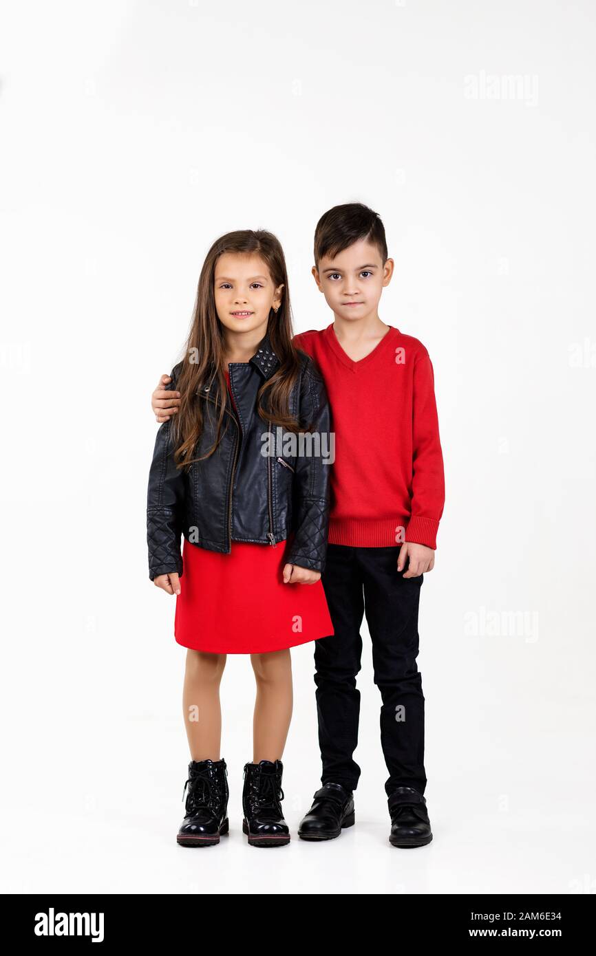 Frohliche Kinder In Rotem Outfit Isoliert Auf Weissem Hintergrund Valentinstag Stockfotografie Alamy