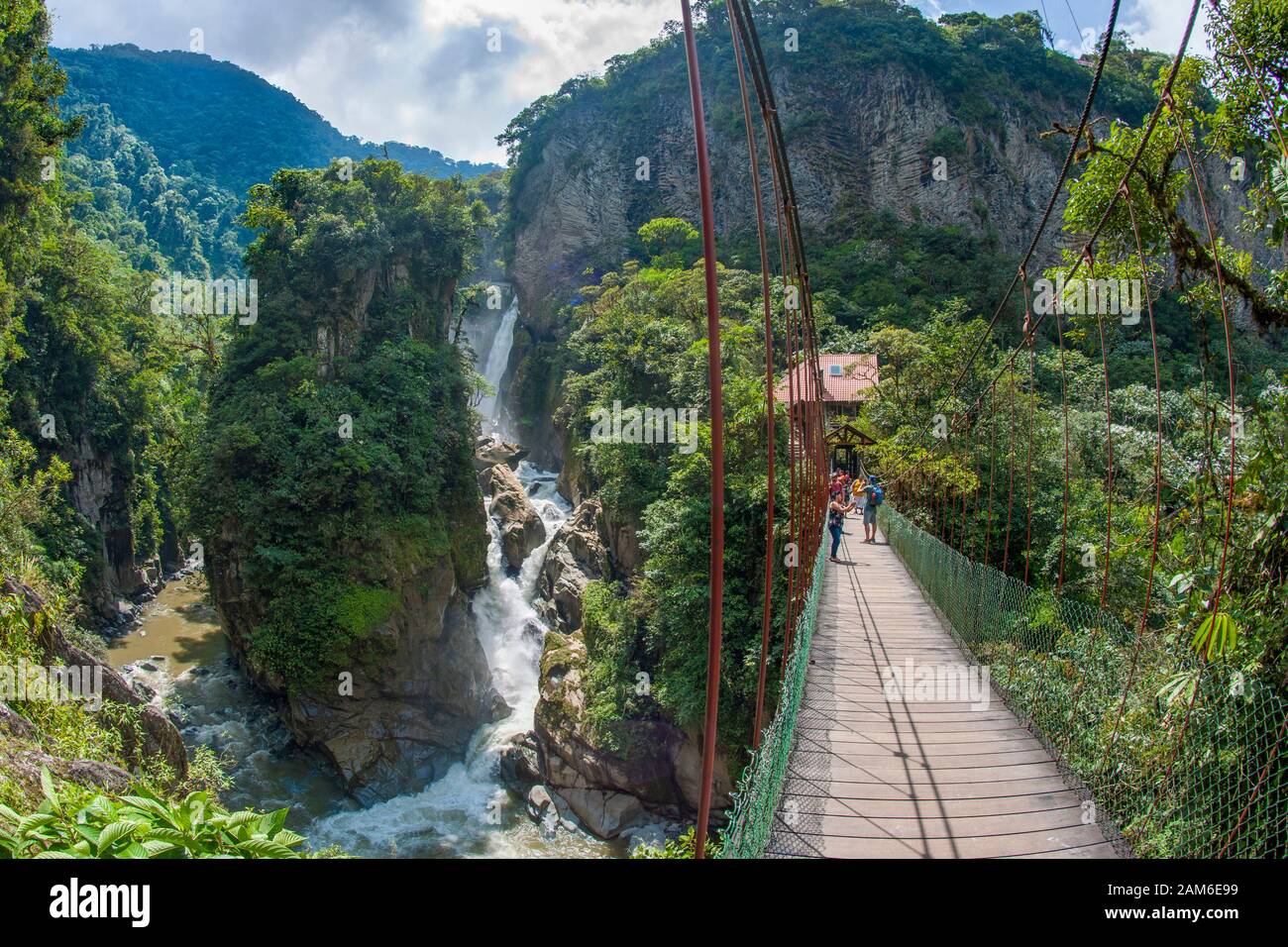 Wasserfall El Pailón del Diablo und Brücke mit Touristen am Fluss Pastaza bei Baños in Ecuador. Stockfoto