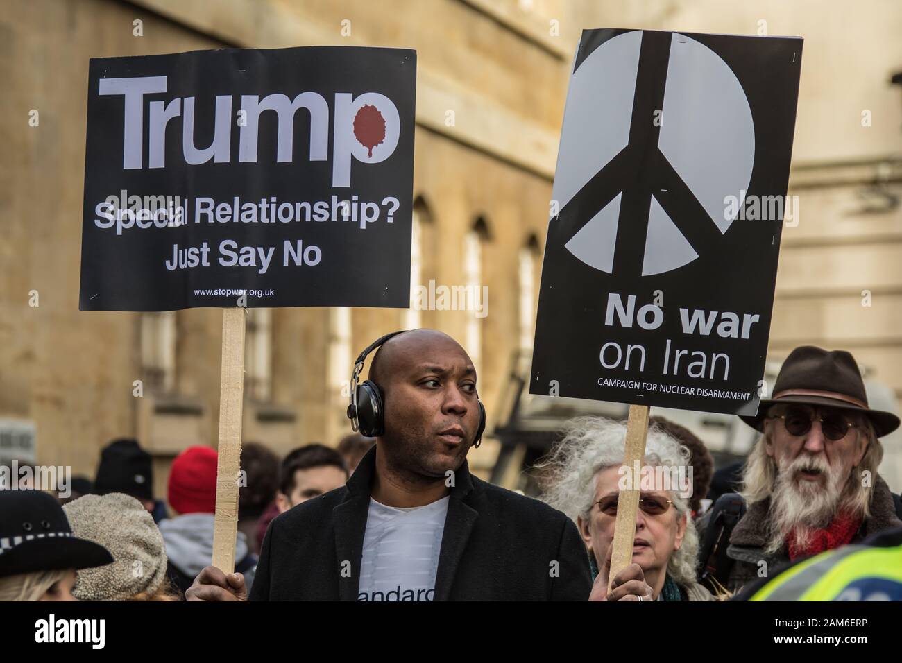 London, Großbritannien. 11. Januar, 2020. Ein Mann hält zwei Plakate. "Trump, besondere Beziehung? Sagen Sie einfach Nein' und kein Krieg gegen den Iran". Nach der Ermordung von Qasim Soleimani in Bagdad von den USA und der zunehmenden Spannungen im Nahen Osten, Demonstranten marschierten durch die Londoner "kein Krieg gegen den Iran "Nachfrage", Truppen kein Krieg gegen den Irak und aus dem Irak". Sie sammelten in Trafalgar Square reden von einer Reihe von Menschen, darunter auch Jeremy Crobyn zu hören. Die Veranstaltung wurde gemeinsam von der Stoppt den Krieg Koalition und der Kampagne für Nukleare Abrüstung und ähnliche Veranstaltungen statt um Großbritannien organisiert worden. David Stockfoto