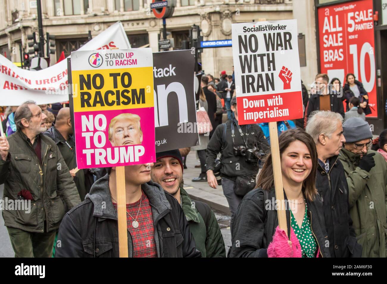 London, Großbritannien. 11 Jan, 2020. "Kein Krieg mit dem Iran". Nach der Ermordung von Qasim Soleimani in Bagdad von den USA und der zunehmenden Spannungen im Nahen Osten, Demonstranten marschierten durch die Londoner "kein Krieg gegen den Iran "Nachfrage", Truppen kein Krieg gegen den Irak und aus dem Irak". Sie sammelten in Trafalgar Square reden von einer Reihe von Menschen, darunter auch Jeremy Crobyn zu hören. Die Veranstaltung wurde gemeinsam von der Stoppt den Krieg Koalition und der Kampagne für Nukleare Abrüstung und ähnliche Veranstaltungen statt um Großbritannien organisiert worden. Quelle: David Rowe/Alamy leben Nachrichten Stockfoto