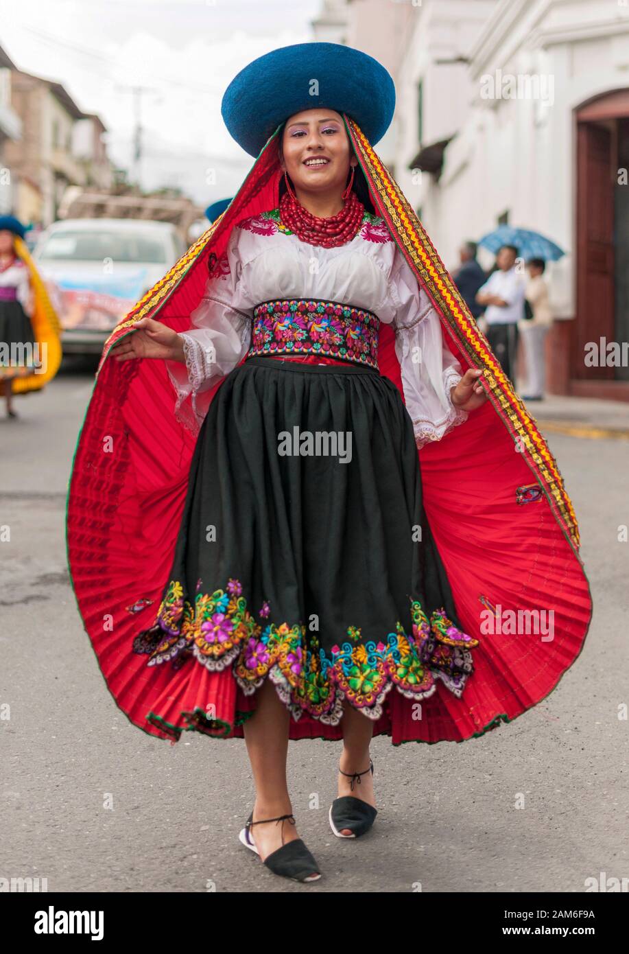 Teilnehmer an einem Straßenfest im neuen Jahr in Riobamba, Ecuador. Stockfoto