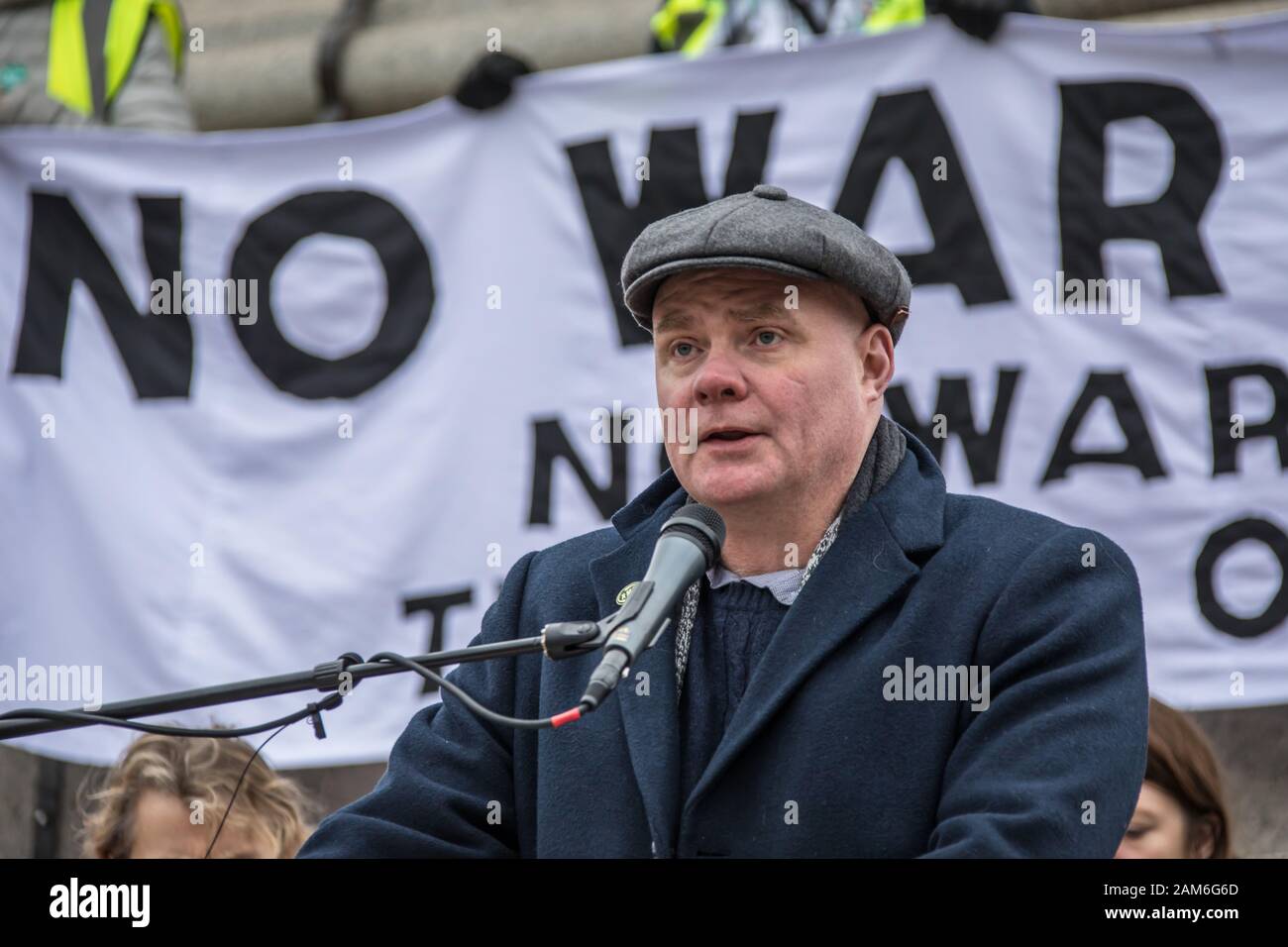 London, Großbritannien. 11. Januar, 2020. Steve Hedley aus der RMT union Adressen der Rallye auf dem Trafalgar Square. Nach der Ermordung von Qasim Soleimani in Bagdad von den USA und der zunehmenden Spannungen im Nahen Osten, Demonstranten marschierten durch die Londoner "kein Krieg gegen den Iran "Nachfrage", Truppen kein Krieg gegen den Irak und aus dem Irak". Sie sammelten in Trafalgar Square reden von einer Reihe von Menschen, darunter auch Jeremy Crobyn zu hören. Die Veranstaltung wurde gemeinsam von der Stoppt den Krieg Koalition und der Kampagne für Nukleare Abrüstung und ähnliche Veranstaltungen statt um Großbritannien organisiert worden. David Rowe/Alamy Live Stockfoto