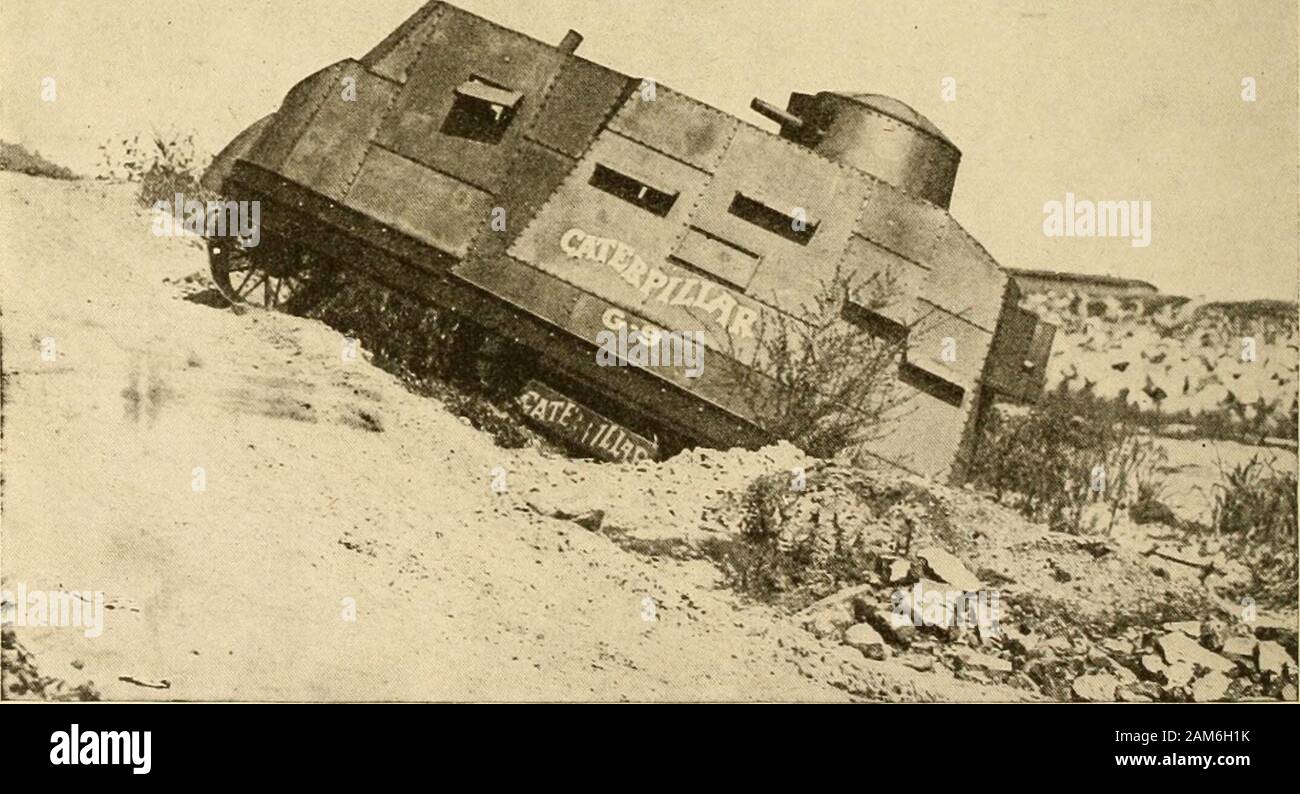 Die Menschen Krieg Buch; Geschichte, cyclopedia und Chronologie der großen Welt Krieg. Caterpillar Tank demonstriert die Offiziere der Armee erfüllt die Katastrophe. Ein Modell Tank bedemonstrated zu den Offizieren der United States Army gebaut wurde ein doppelter Salto beim Klettern eine Bank altercrossing des Los Angeles River, wenn die weiche Erde gab den Weg unter die 13 Tonnen schwere Maschine. Die demonstra- hpwever, war erfolgreich, als er zeigte, wie leicht eine Maschine in der Zeit des Krieges verwendet ein Fluss anaelimb seinen Ufern überqueren können. Der Tank ist im Anschluss an die eigentliche Service in Europa modelliert. Amerika IN DEN KRIEG 313 Stockfoto