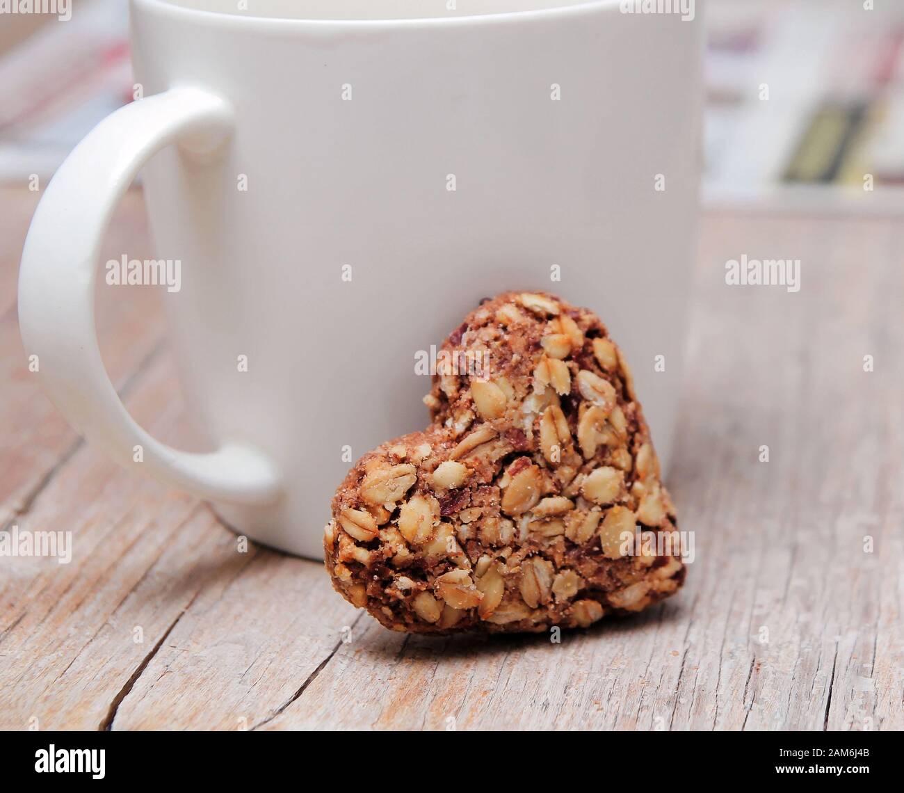 Herzförmige Plätzchen und Kaffee Becher Stockfoto