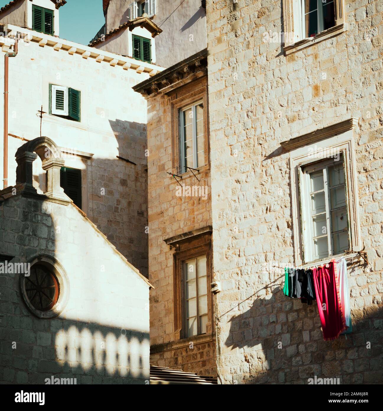 Alte Stadtmauern und Fenster in Dubrovnik Kroatien Stockfoto