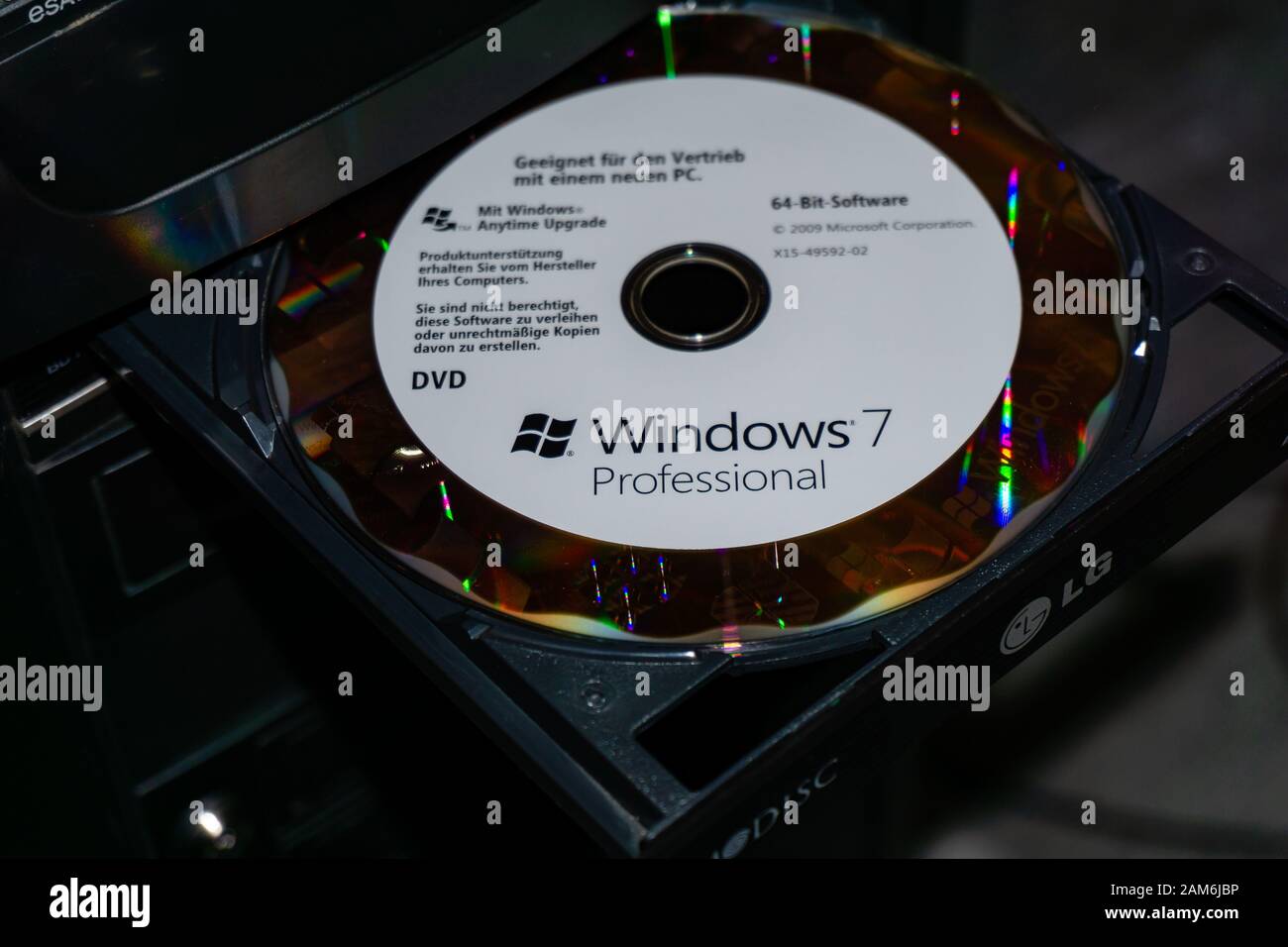 WILDFLECKEN, BAYERN, DEUTSCHLAND - 11. JANUAR 2020 Eine Original Microsoft Windows 7 DVD in einem DVD-Laufwerk Stockfoto