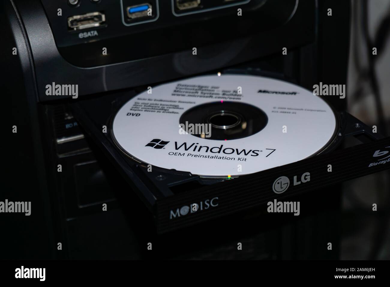 WILDFLECKEN, BAYERN, DEUTSCHLAND - 11. JANUAR 2020 Eine Original Microsoft Windows 7 DVD in einem DVD-Laufwerk Stockfoto