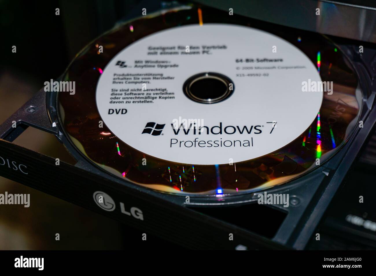 WILDFLECKEN, BAYERN, DEUTSCHLAND - 11. JANUAR 2020 Eine Original Microsoft Windows 7 DVD in einem DVD-Laufwerk Stockfoto